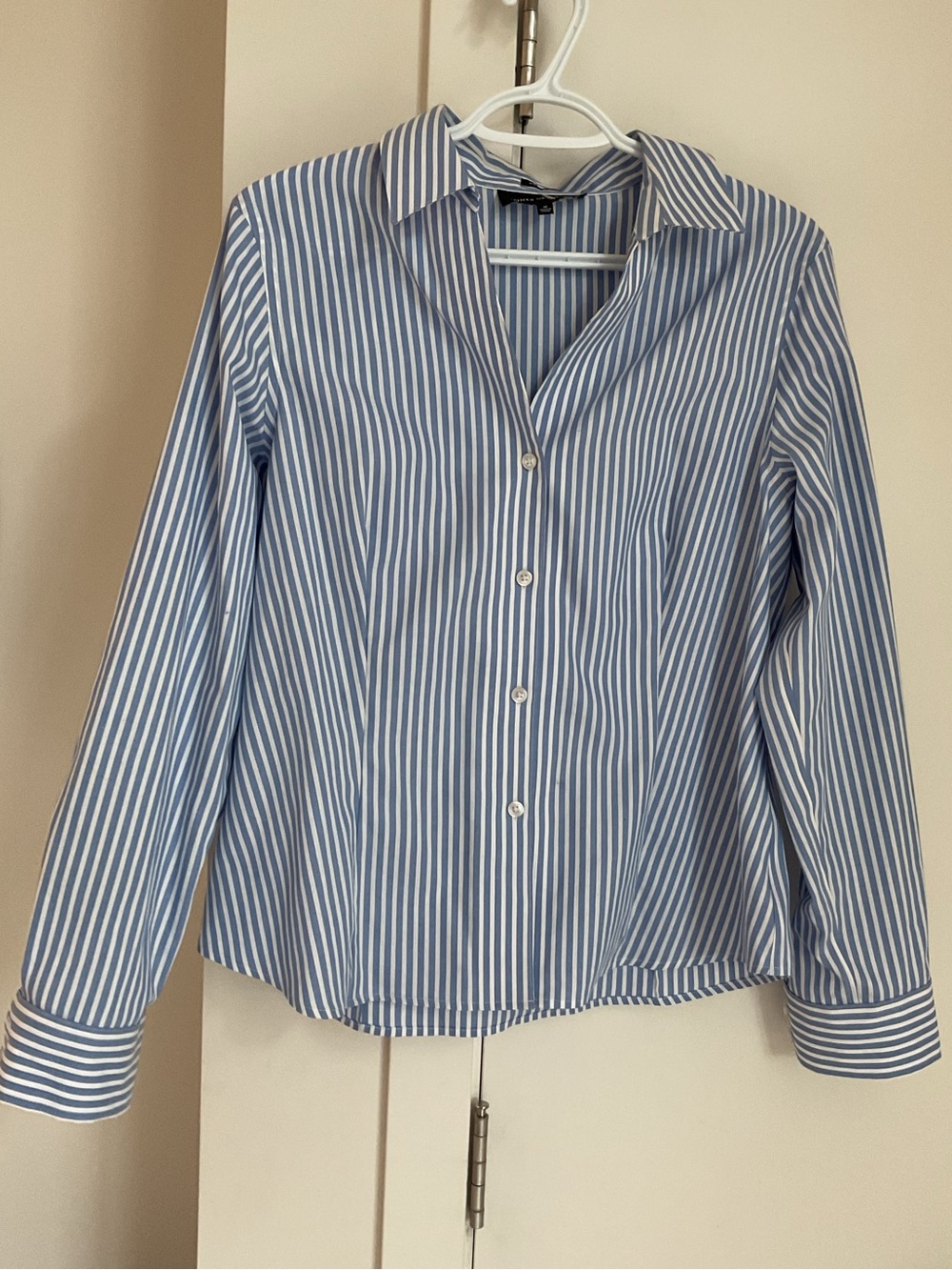 ***Jones New York ** NON IRON Blue and White Fitted Striped  Button down Shirt